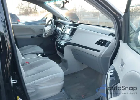 2013 Toyota Sienna Le V6 8 Passenger z USA, uszkodzony, nr VIN 5TDKK3DC0DS321905